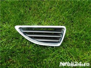 Grila-ornament dreapta capota Renault Megane 1