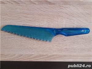 Cutit de plastic cu lama zimtata  - imagine 1