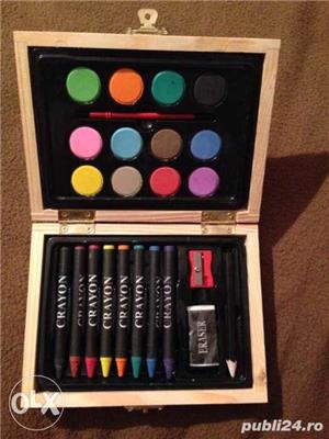  Cutie din lemn cu creioane cerate