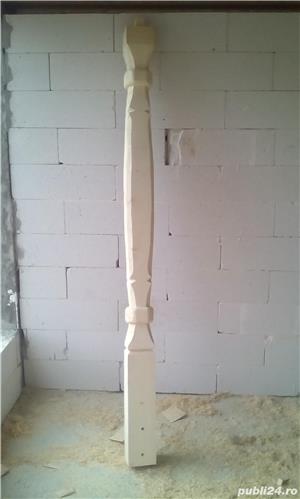 Stilpi din lemn sculptati