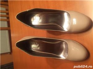 Pantofi bej din lac foarte eleganti - imagine 4