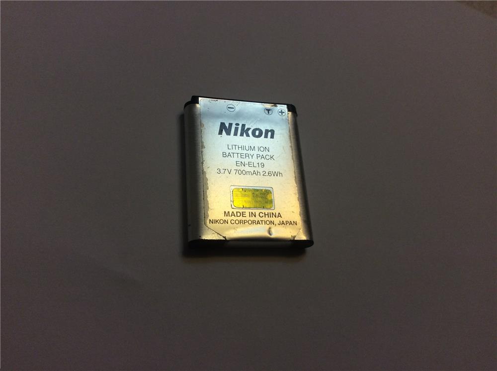 Baterie originala nikon li-ion EN-EL19 cu holograma pe ea.