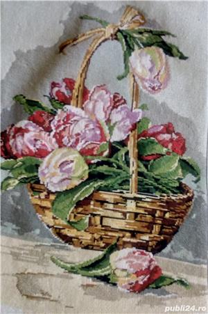 Goblen cos cu lalele, 40 x 25 cm suprafață cusută, inramat