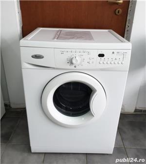 Mașină de spălat rufe Whirlpool.  