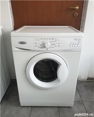 Mașină de spălat rufe Whirlpool.  