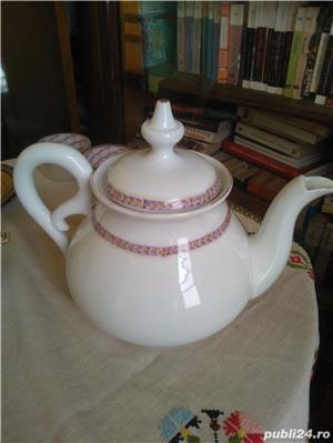 Ceainic de 2,2 Litri din portelan alb cu model fara marca specificata