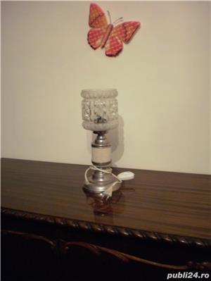 2 veioze vintage, una din metal cu portelan si alta din lemn