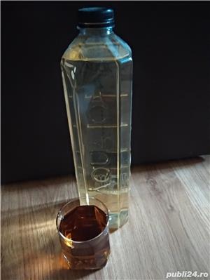Vând coniac de casă și rachiu de pere