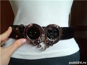 Curea cu catarama sub forma de catuse