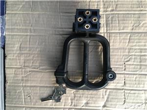 Încuietoare pentru cască moto