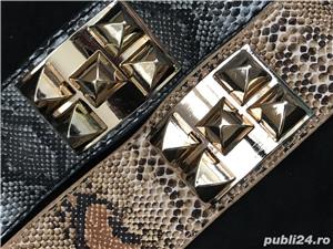 Bratara lata dama piele ecologica snake print maro gri accesorii aurii circumferinta reglabila