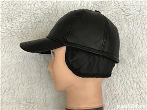 Sapca neagra barbati piele interior blana protectie ascunsa ceafa urechi reglabila 