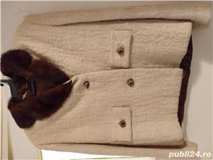 Taior stofa cu guler de nurca .