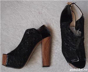 Botine dama negre dantela tocuri lemn 14 cm fermoar spate platforme ascunse 5 cm vara club sigure - imagine 9