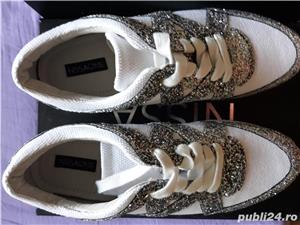 Pantofi noi ,albi cu inserții argintii din piele - imagine 3