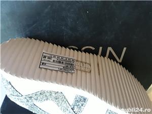 Pantofi noi ,albi cu inserții argintii din piele - imagine 4