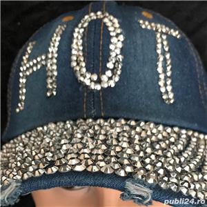 Sapca albastra unisex blugi blue jeans cozoroc accesorii tinte argintii logo hot dama barbati