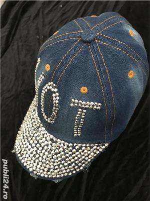 Sapca albastra unisex blugi blue jeans cozoroc accesorii tinte argintii logo hot dama barbati - imagine 3