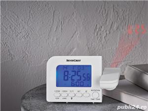 Ceas cu proiector pe perete