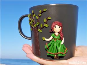 Cana handmade cadou primavara cu figurina fetita si copac din fimo 