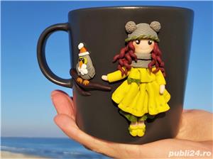 Cana handmade cadou cu figurina fetita cu bufnita din fimo 