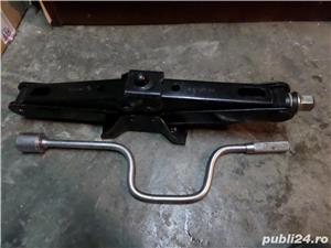 Vand cric ptr jeep sau utilitara 