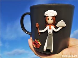 Cana handmade cu figurina bucatareasa masterchef din fimo 