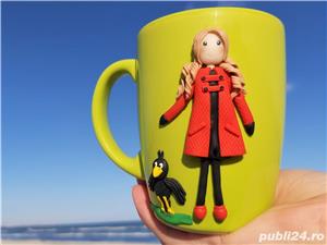 Cana handmade cadou cu figurina fetita din fimo 