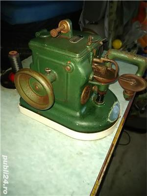 2 masini de cusut blana marca Strobel 
