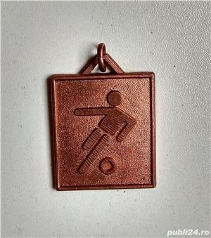 Breloc metalic vechi de colectie turneu de fotbal 1983 Italia medalie insigna