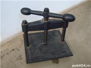 Caut Presa tipografica/de carte  manuala - imagine 3