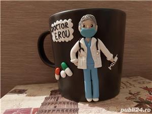 Cadou cana personalizata doctor cu masca cu figurina handmade 