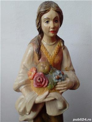 Statuie lemn reprezentand o taranca romanca  - imagine 3