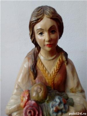 Statuie lemn reprezentand o taranca romanca  - imagine 2