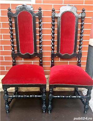 Scaune (2bucati) din lemn de nuc, perioada 1900, reconditionate