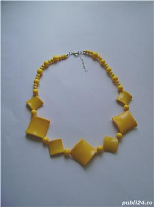 Colier vintage plastic galben