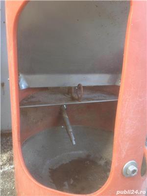 Hranitoare rotunda cu suzeta pt lichide , 2 posturi simultan - imagine 2