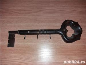 Souvenir 1970 - Colectie - Cheia orasului Praga masca lemn