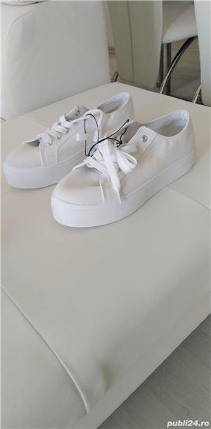 Vand tenesi sport/fashion, dama, nou nouța cu etichetă, produs de calitate. 