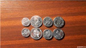 Colectionar vand monede din Sri Lanka 
