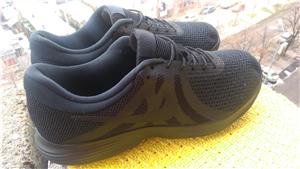 Adidasi Nike mar. 44 (28 cm), made in Indonesia.