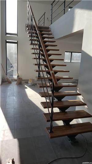 Scară de interior din structură metalică cu trepte din lemn masiv lăcuită și cu balustradă metalică