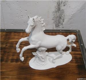 Figurina veche portelan marca Fena Porzellan (Cal alb /Decoratiuni)