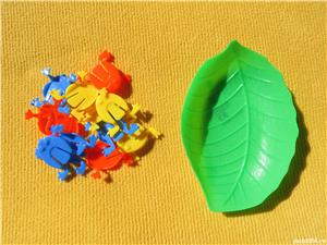 Joc cu broscute colorate