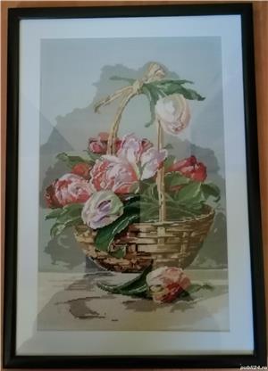 Goblen cos cu lalele, 40 x 25 cm suprafață cusută, inramat - imagine 2