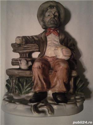 Betiv cu damingeana pe banca langa porumbita alba, bibelou vintage