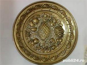 Farfurie alama Anglia: platou cu fructe si conuri de brad