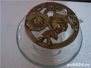 Bomboniera vintage din sticla si capac alama, bronz cu trandafiri, Anglia