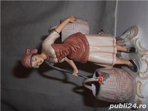 Bibelou vechi din portelan   Taranca cu cobilita   pictat manual