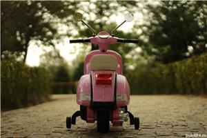 Scuter electric pentru copii Piaggio Vespa Roller 40W 12V PREMIUM - imagine 8